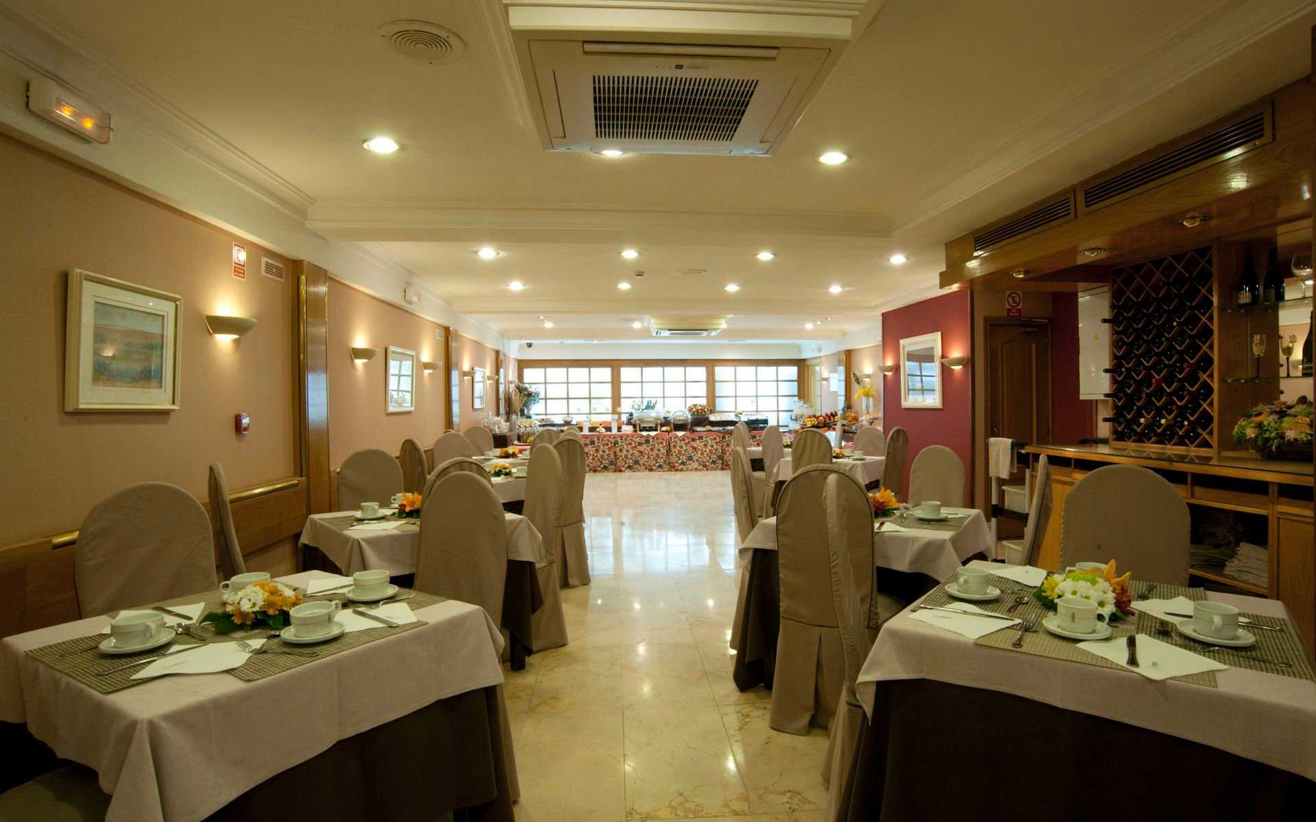 فندق مدريدفي  غران فرساي المطعم الصورة